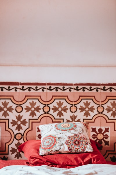 五彩缤纷的花缎枕头上粉红色的纺织品
